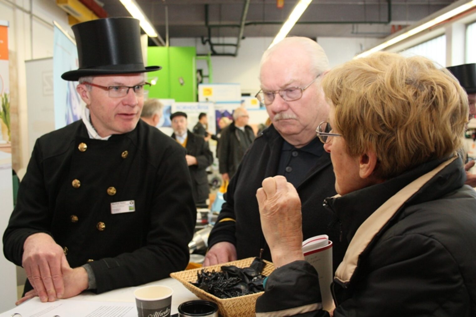 Besucherin und ihr Mann lassen sich am Innungsstand von Kaminkehrermeister Manfred Huber beraten.