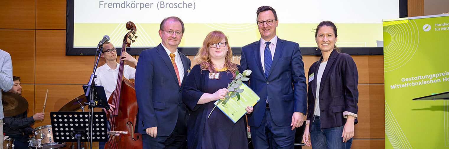 Für Ann-Katrin Hartel (Mitte) ist der Preis der Kategorie Schmuck eine willkommene Finanzspritze für ihre neues Atelier. Ihr gratulierten Prof. Dr. Elmar Forster, Hauptgeschäftsführer der Handwerkskammer für Mittelfranken (von links), Dr. Ulrich Blaschke, ehrenamtlicher Stadtrat der Stadt Nürnberg und Laudatorin Annika Verter, Bayerisches Zentrum für Kultur- und Kreativwirtschaft.