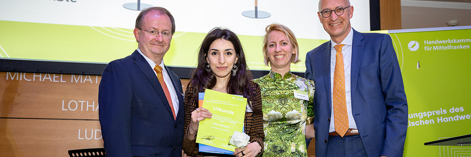 Die aus Armenien stammende Elisa Kokeyan wurde mit dem Gesellenpreis 2019 ausgezeichnet. Strahlende Gesichter auch bei Prof. Dr. Elmar Forster, Hauptgeschäftsführer der Handwerkskammer für Mittelfranken (von links), Susanne Spitz, Obermeisterin der Maßschneider-Innung Nürnberg-Fürth-Erlangen und Konrad Beugel, Referent für Wirtschaft und Finanzen der Stadt Erlangen.