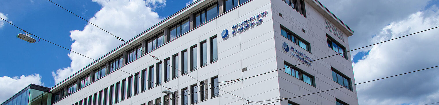 Zu sehen ist das Hauptverwaltungsgebäude der Handwerkskammer für Mittelfranken in Nürnberg.