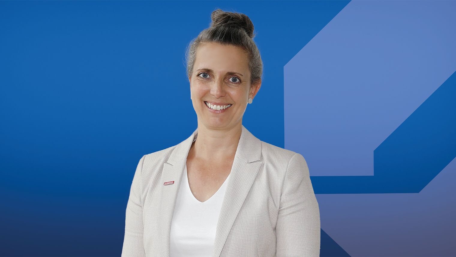 Eine Frau lächelt in die Kamera