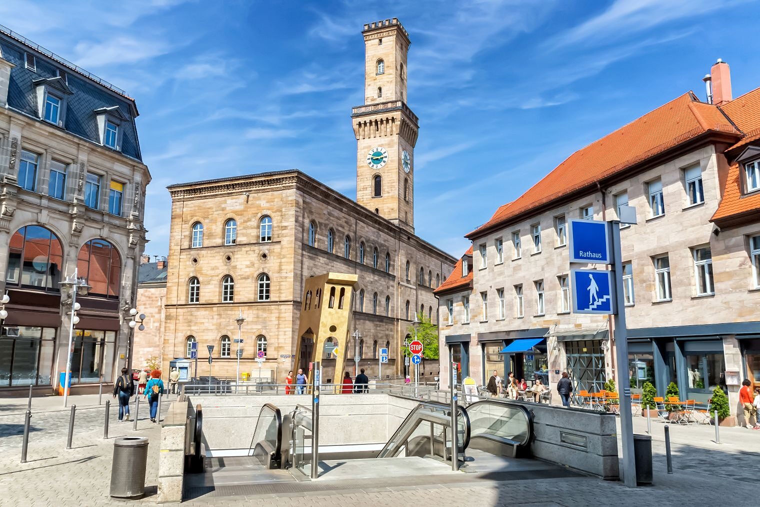 Man sieht die das Rathaus und eine U-Bahn-Haltestelle in Fürth.