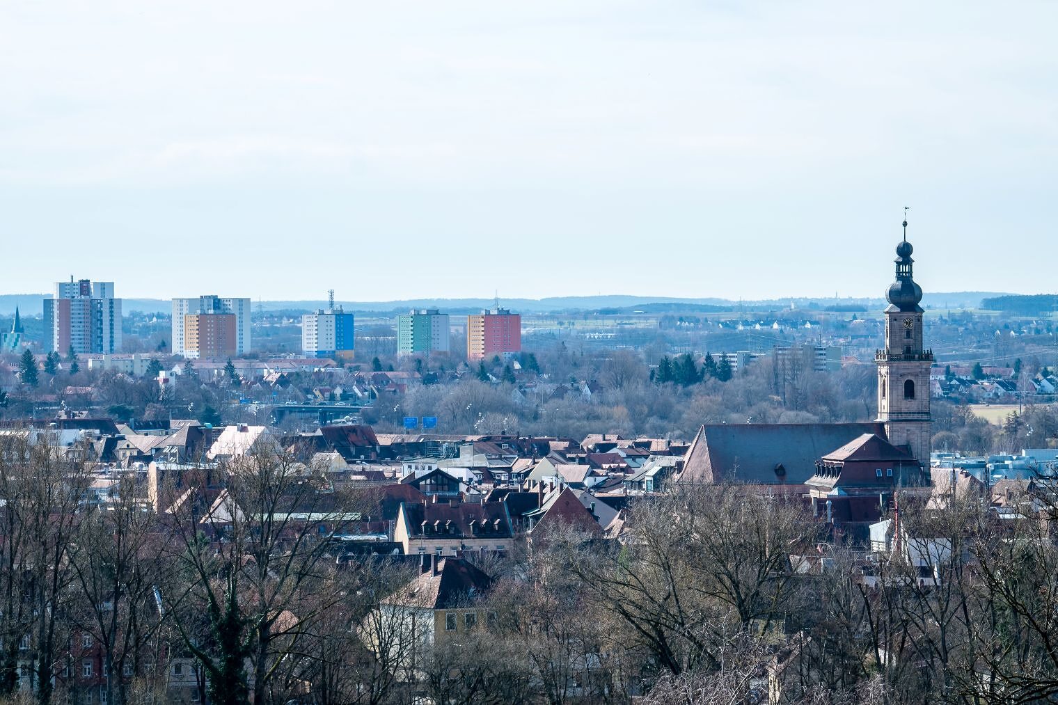 Panorama der Stadt Erlangen mit Kirchturm und langem Johann im Hintergrund. 