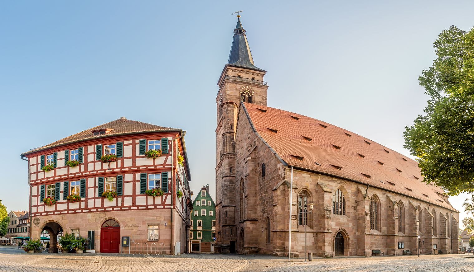 Zentrum von Schwabach mit Kirche und Rathaus. 