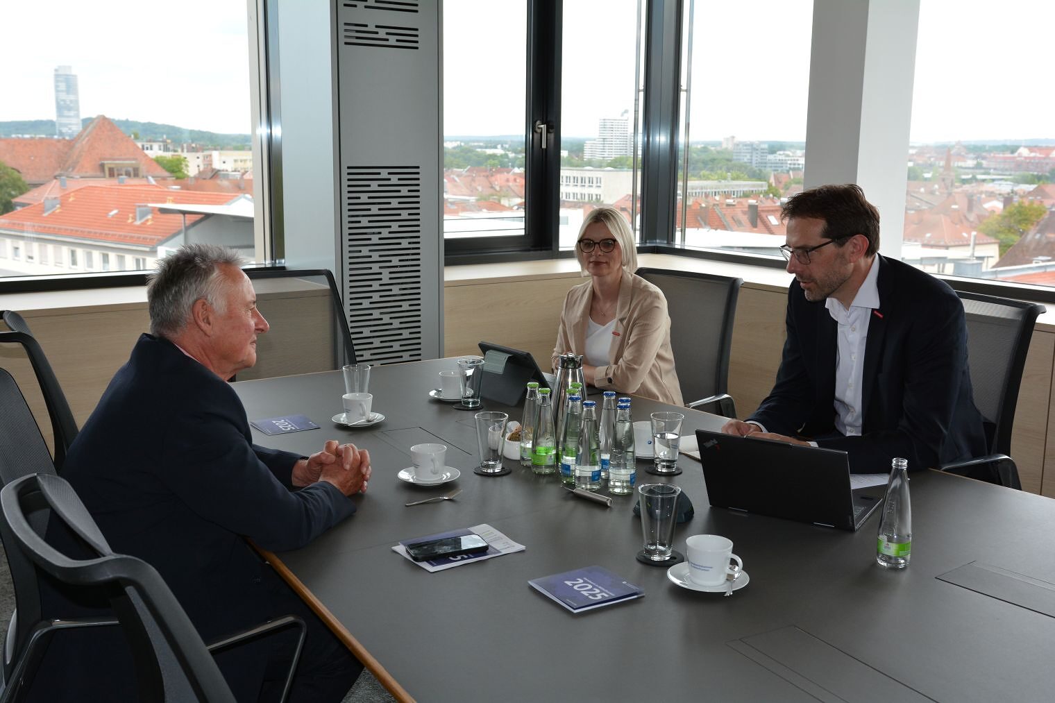 Oberbürgermeister Dr. Thomas Jung, Dr. Kristina Zehmer und Dr. Rainer-Johannes Wolf im Gespräch am Konferenztisch der Kammer