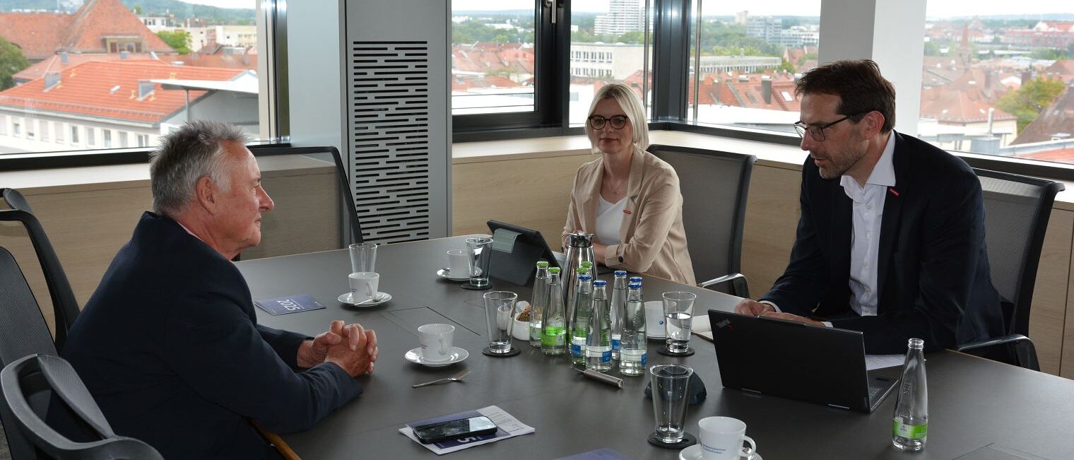 Oberbürgermeister Dr. Thomas Jung, Dr. Kristina Zehmer und Dr. Rainer-Johannes Wolf im Gespräch am Konferenztisch der Kammer