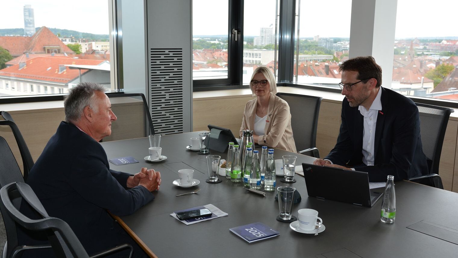 Oberbürgermeister Dr. Thomas Jung, Dr. Kristina Zehmer und Dr. Rainer-Johannes Wolf im Gespräch am Konferenztisch der Kammer