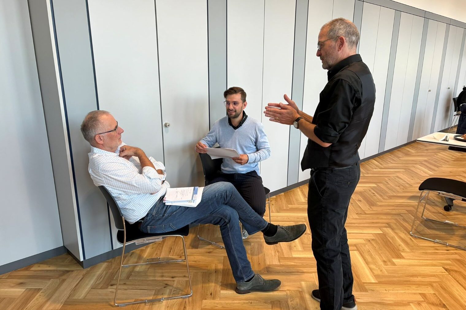 Drei Männer diskutieren miteinander